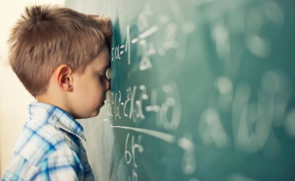 Copertiana post con bambino appoggiato alla lavagna